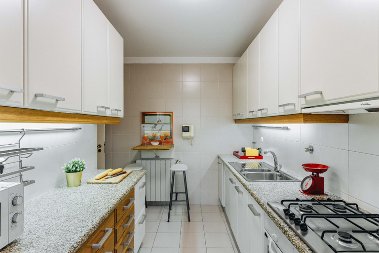 Others 4, Spacious 1BR with Parking in Quiet Area, Vila Nova de Gaia