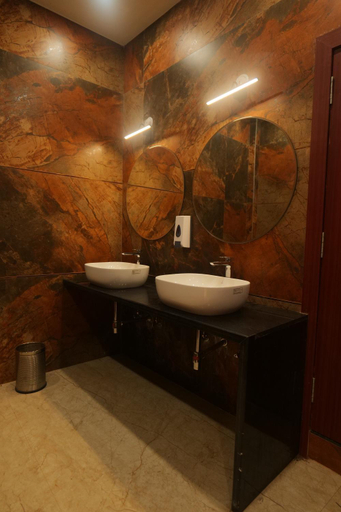 Bathroom 3, Hotel Mantavya, Varanasi