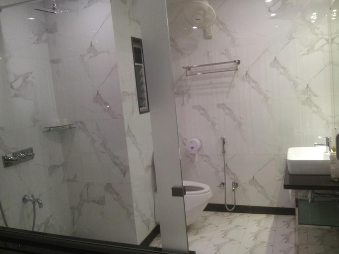 Bathroom, Saffron Hotel, Jalna