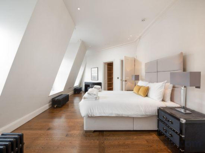Bedroom, Grosvenor Gardens by Capital, London