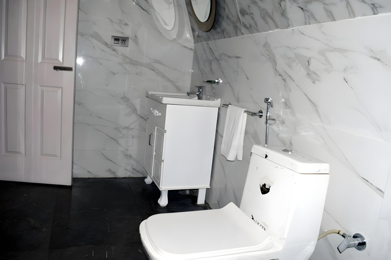 Bathroom, Pinewood Nirvana Jungle Resort, Solan