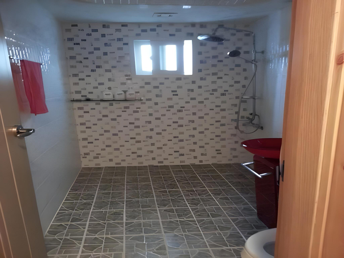 Bathroom 2, Goodstay Shilla Hotel, Gyeongju