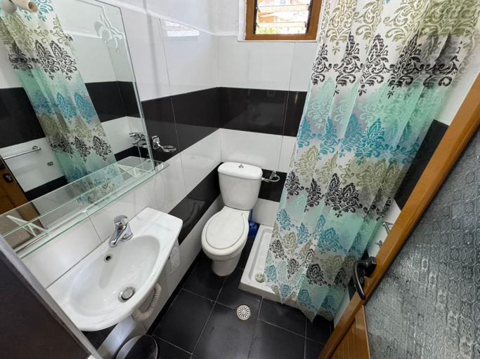 Bathroom 5, Elisabeta Apartments, Sarandës