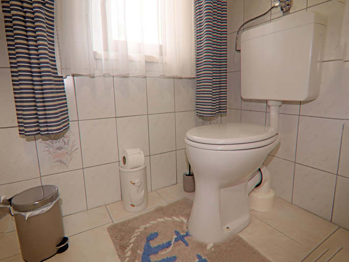 Bathroom, Einladende Ferienwohnung in Kluetz nahe der Ostsee, Nordwestmecklenburg