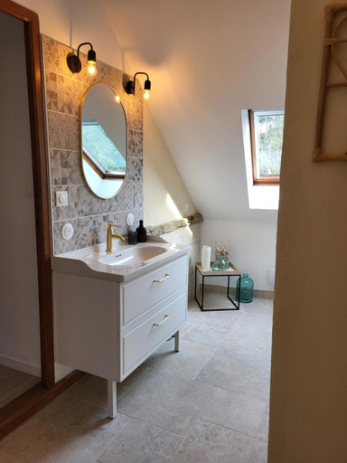Bathroom 2, La Cale de la Clauderie, Indre-et-Loire
