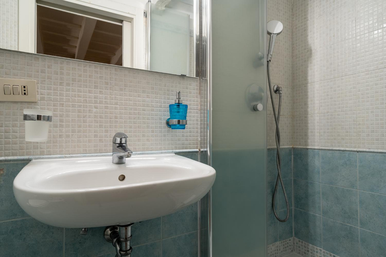 Bathroom 3, Cappellari, Rome