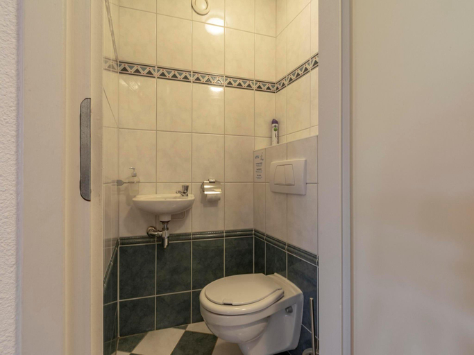 Bathroom 2, Apartment in Callantsoog near Beach Access, Zijpe