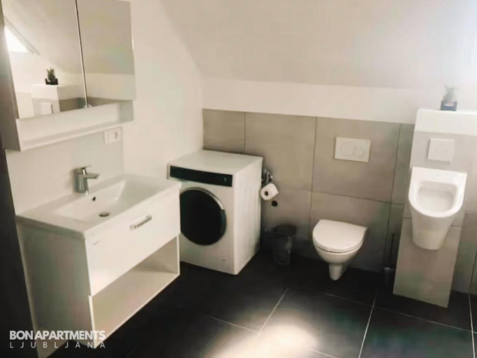 Bathroom, Huge BBQ Garden 2, Spacious Flat, AC, Free Parking 2, Ljubljana