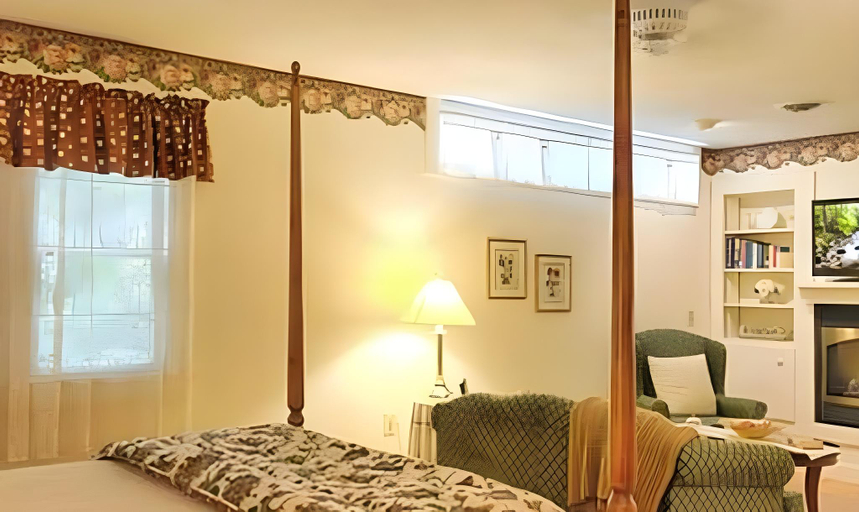 Bedroom 2, The Buttonwood Inn on Mt. Surprise, Carroll