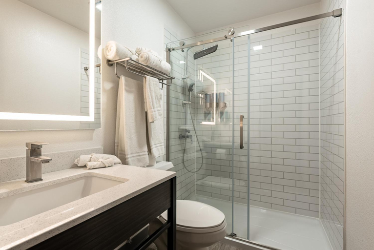 Bathroom 4, Studio 6 Limon, CO – I-70, Lincoln