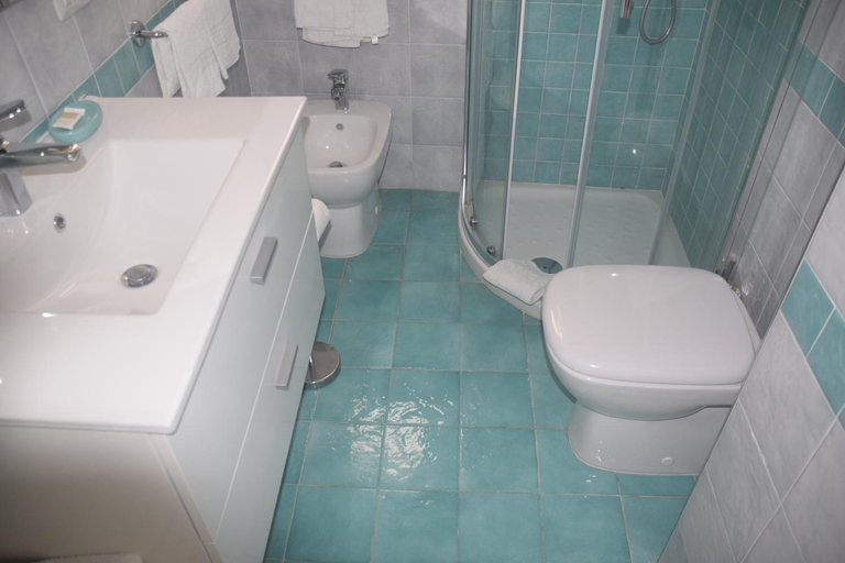Bathroom 3, villa damecuta B&B, Napoli