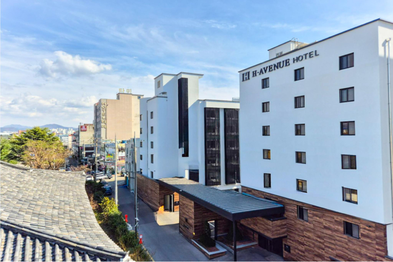 Exterior & Views