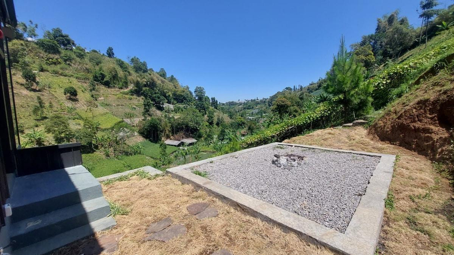 Others 3, Alazka Cabin, Bandung