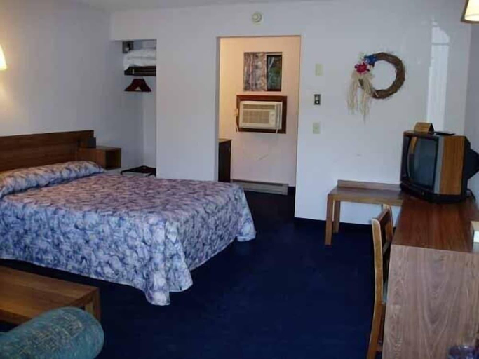 Bedroom 2, Tall Pines Motel, Warren