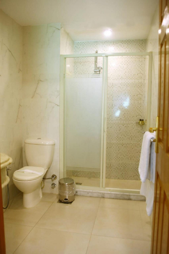 Bathroom 4, Aura Inn Tiba Pyramids Hotel, Al-Ahram