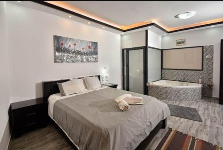 Bedroom 4, Alin