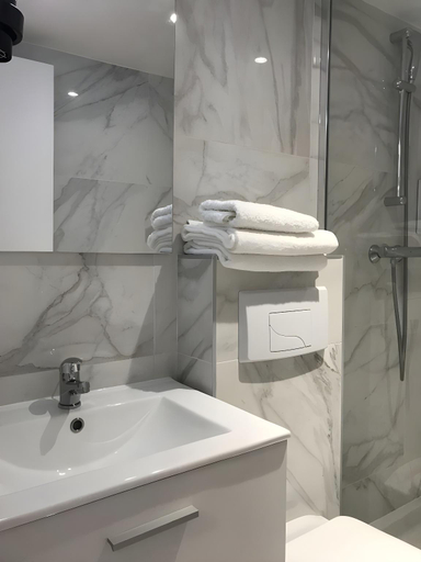 Bathroom 5, Luxelthe Hotel, Paris
