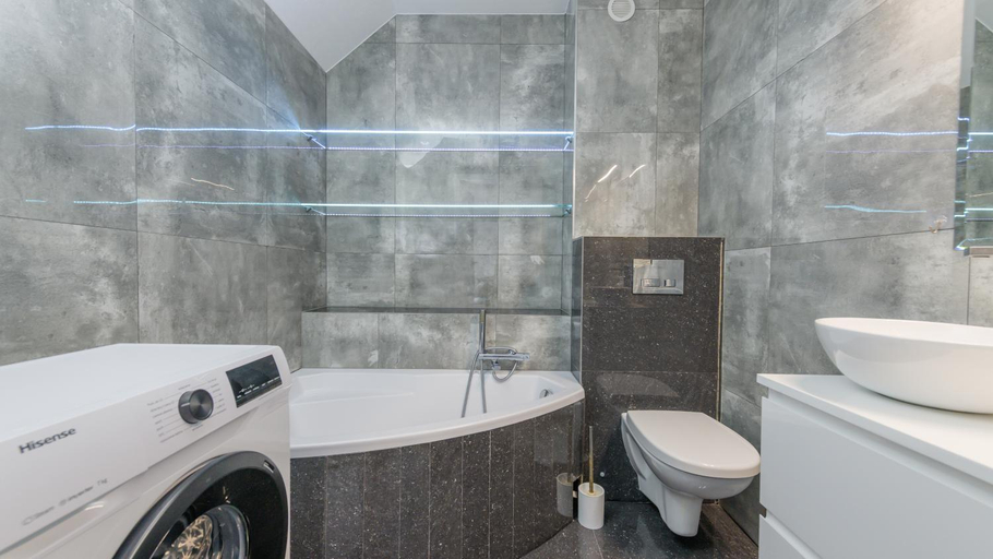 Bathroom 2, Osada Cetniewo, Sun & Snow, Puck