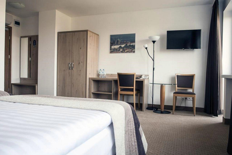 Bedroom 3, Logos, Warsaw