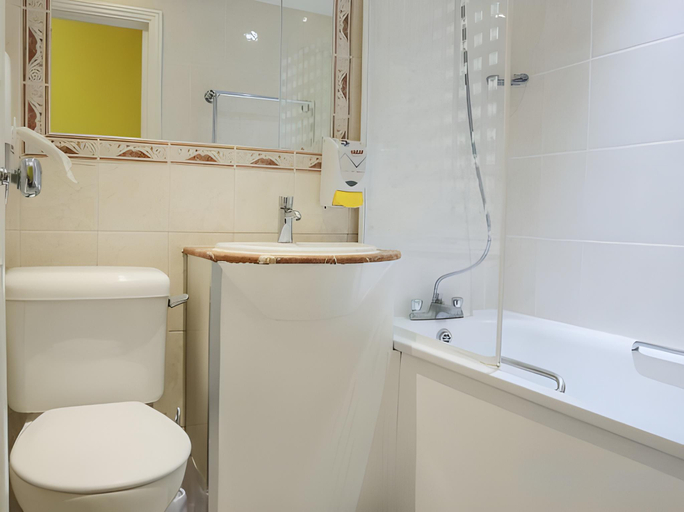 Bathroom 3, Smart Hyde Park View Hostel, London