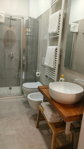 Bathroom 3, La Torre di Longara, Bologna