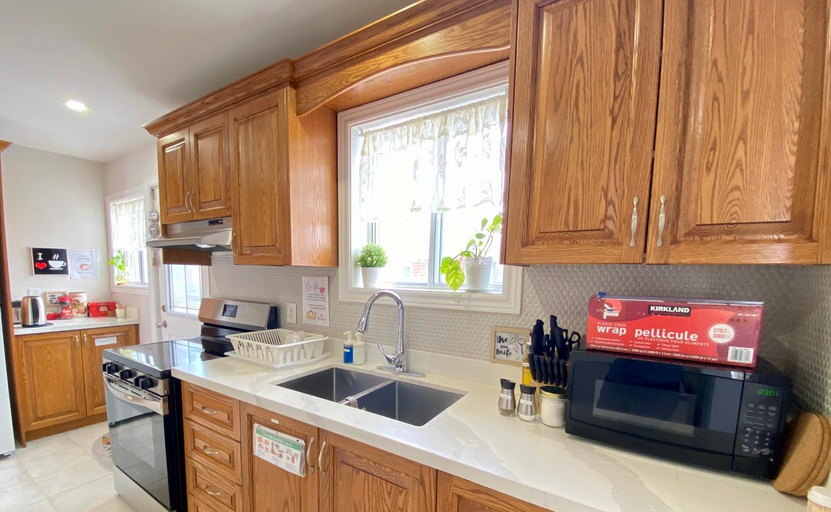 Others 4, Sunny House - Main Floor, Free parking, in Toronto, Toronto