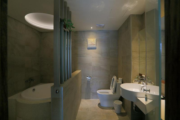 Bathroom 4, 100m from the Station Homestay | Elevator with Parking Lot, Hualien
