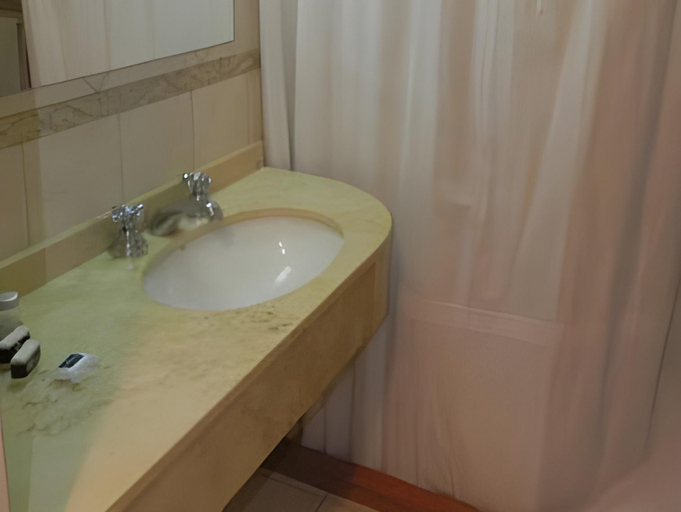 Bathroom 4, Hotel Mendoza, Capital