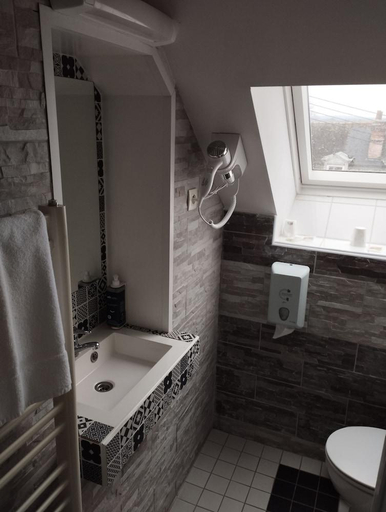 Bathroom 3, Brit Hotel Armor, Côtes-d'Armor