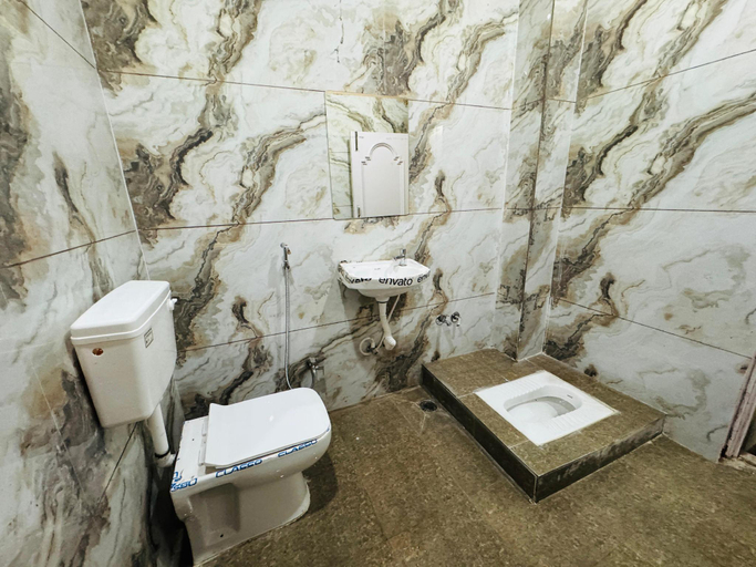 Bathroom 4, Millionaire Homestay, Ujjain