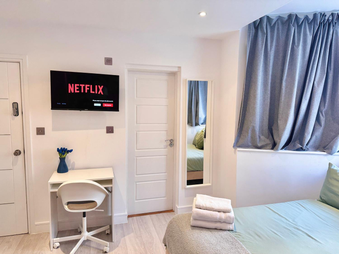 Bedroom 2, En-suites with Free Parking 30min to Central London, London