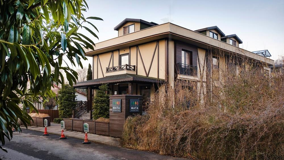 Exterior & Views