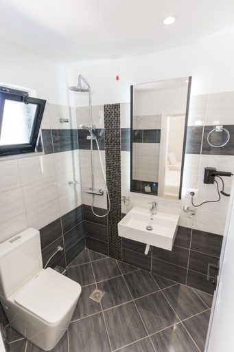 Bathroom 5, Belmond Hotel, Sarandës