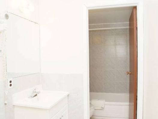 Bathroom 5, Fairway Inn & Suites, Waterloo