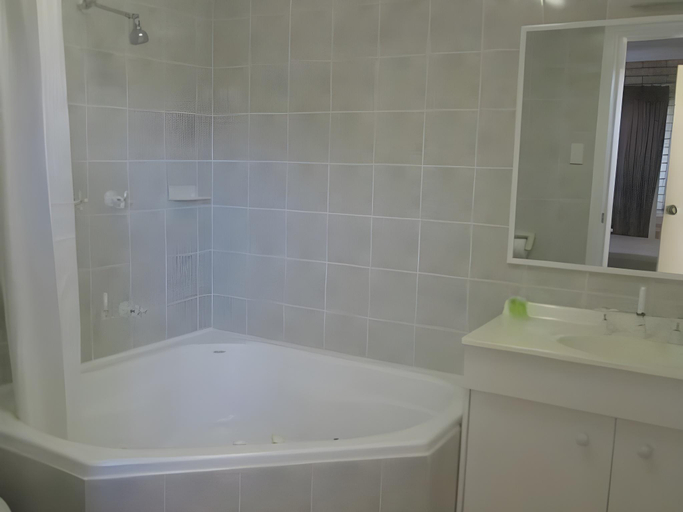 Bathroom 2, Hawks Nest Motel, Great Lakes