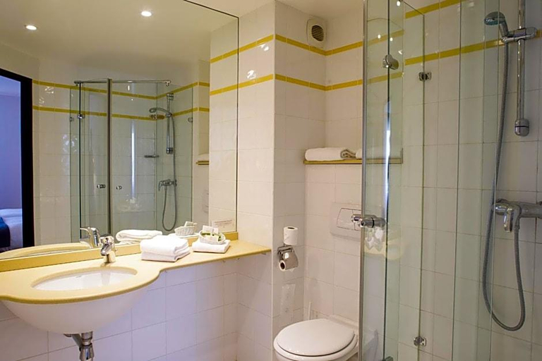 Bathroom 3, Ibis Styles Chartres Sud Barjouville, Eure-et-Loir