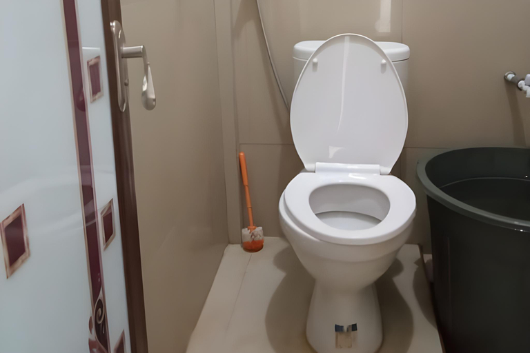 Bathroom 1, Hotel O White House SyariahNearOYO 93457 White House Syariah, Pekanbaru