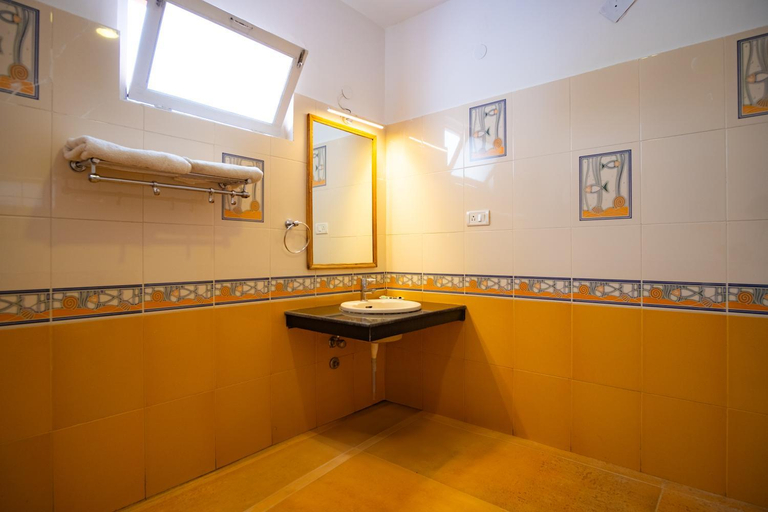 Bathroom 4, Hotel Lingzi, Leh