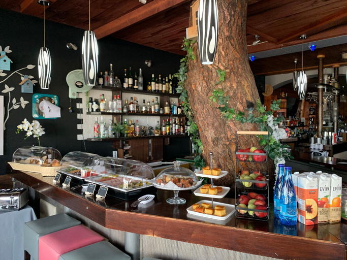 Food & Drinks