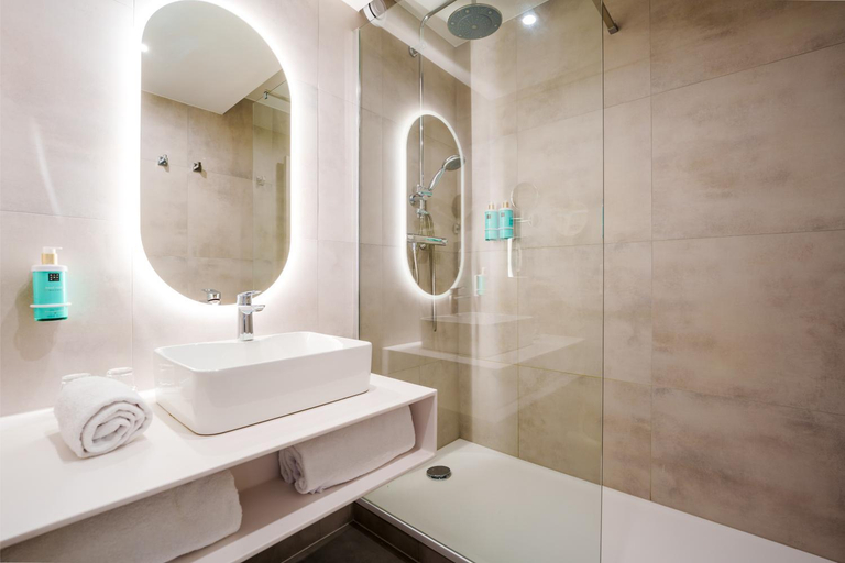 Bathroom 4, Novotel Saint-Avold, Moselle