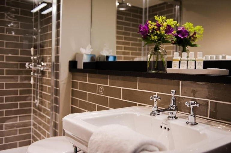 Bathroom 2, The White Hart, Overton, Hampshire