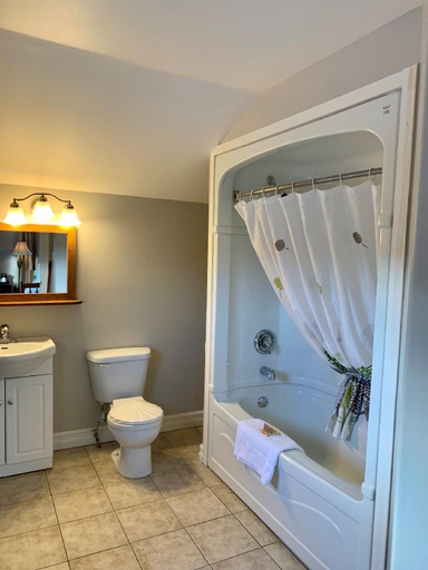 Bathroom 3, Crows Nest Inn, Division No. 9