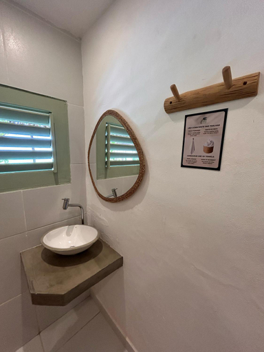 Bathroom 3, Cabare Du Vento, Cruz