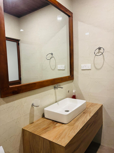 Bathroom 5, Shadow Inn Guest House, Ella