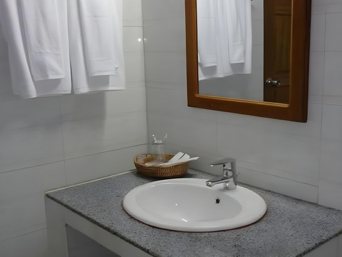 Bathroom 1, Golden Lotus Inle Hotel, Taunggye