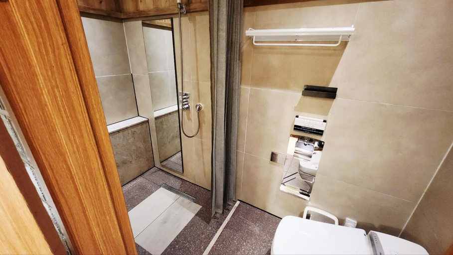 Bathroom 4, Polo Tourist Hotel, Namdong