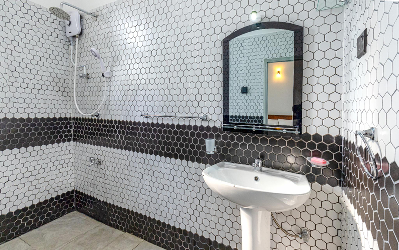 Bathroom 4, Blueray Villa, Akmeemana
