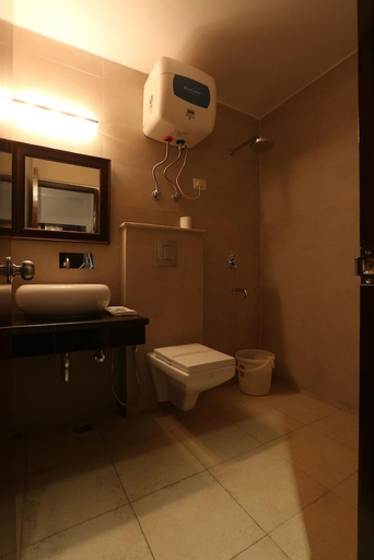 Bathroom 4, Hotel Waves, Delhi Airport, Delhi
