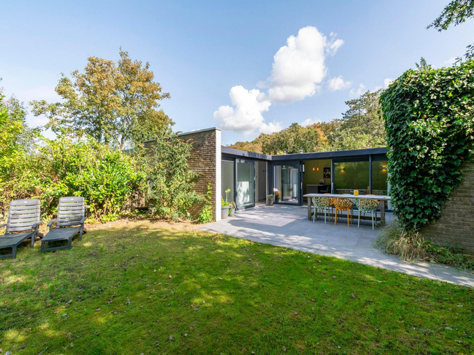 Others 5, Bungalow in Sint Maartenszee with Garden Views, Zijpe