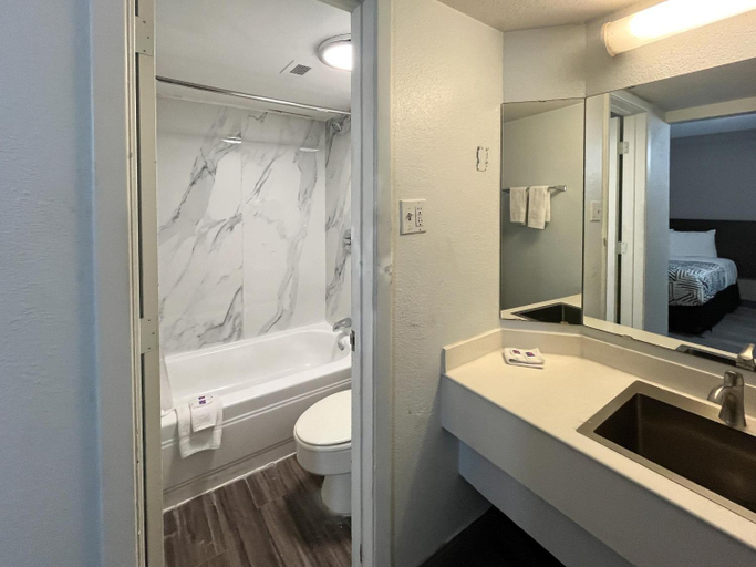 Bathroom 4, Motel 6 Opelika, AL, Lee